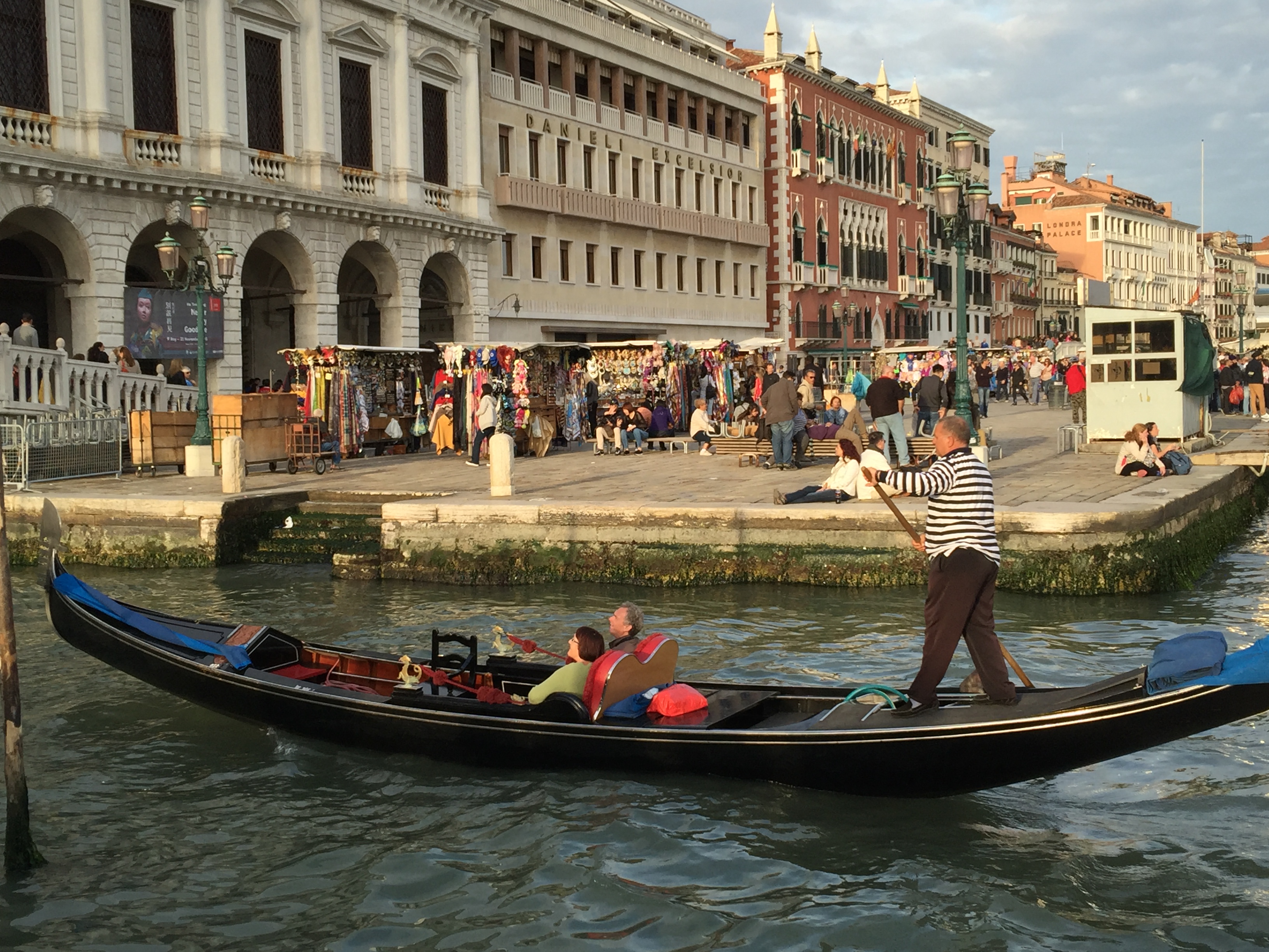 https://d3r8gwkgo0io6y.cloudfront.net/upload/gondola ride3.JPG